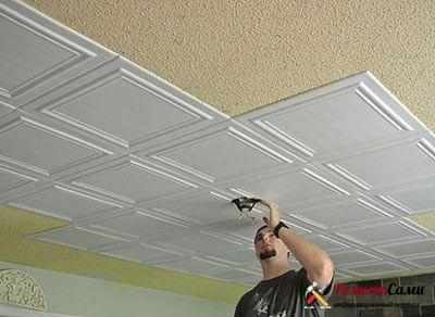 Как оклеить потолок пластиковой плиткой облегченного типа