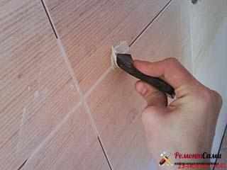 поверхность плитки протирается чистой влажной тряпкой, что бы удалить остатки замазки