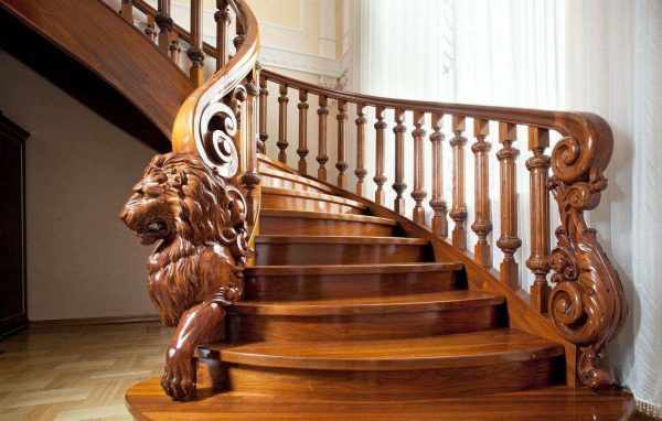 Вопреки расхожему мнению, что кованые лестницы гармонично вписываются только в классические интерьеры, а также в интерьеры в стиле «готика» и барокко», они станут выгодным дополнением и других стилистических решений