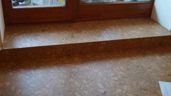 Оформление зоны у двери клеевой пробкой