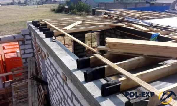 Концы балок обязательно обмотайте рубероидом