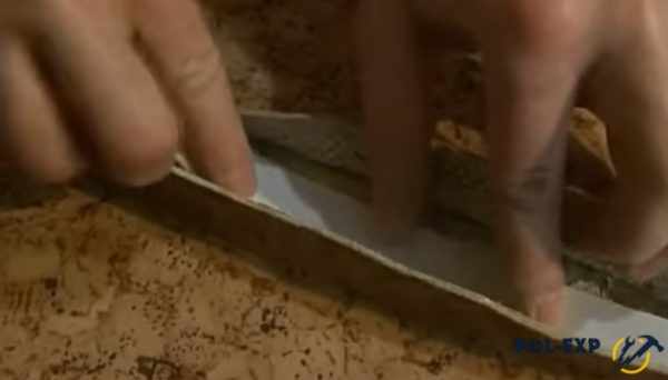 В зазор между полотнами укладывают двусторонний скотч