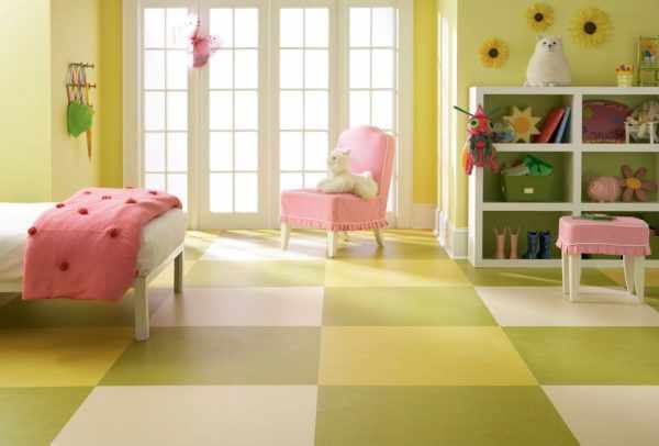 Разноцветное покрытие в комнате девочки
