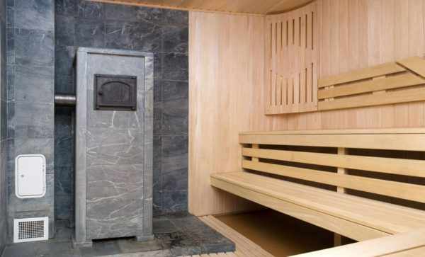Кафель, подобранный под цвет натуральной древесины практически незаметен и не нарушает атмосферу традиционного интерьера бани
