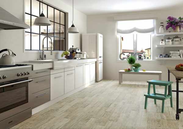 При желании иметь на кухне деревянный пол, его можно выполнить из кафельной плитки, имитирующей деревянные плашки