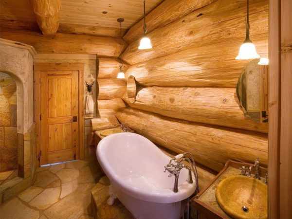 Оригинально на полу в ванной с деревянными стенами будет смотреться плиты из натурального камня