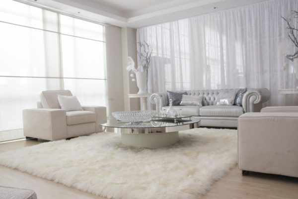 Белый цвет может стать отличным нейтральным фоном в комнате, где основной дизайн создают вещи
