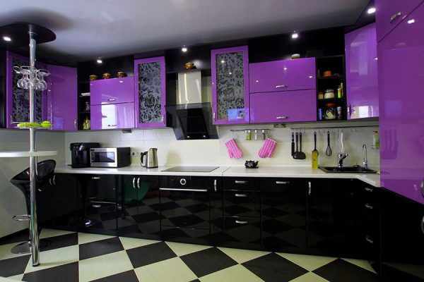 Черно-белая кухня и яркие фиолетовые акценты