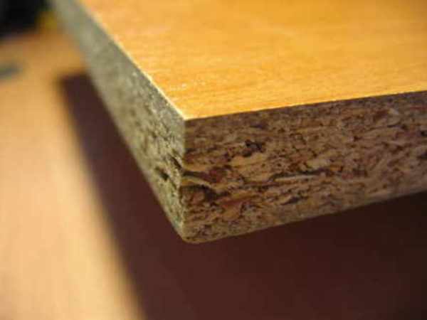 (ДСП) - строительный материал из измельченных древесных волокон и связующего материала (аминопластов, смол и др.)