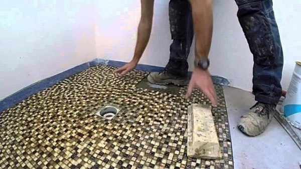 Даже не имея опыта облицовочных работ, проявив старание, вполне можно справиться с укладкой мозаичной плитки