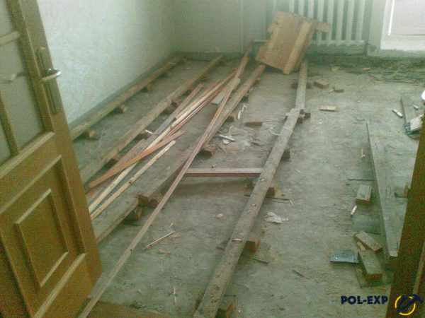 Демонтировать деревянный пол нужно с предельной аккуратностью