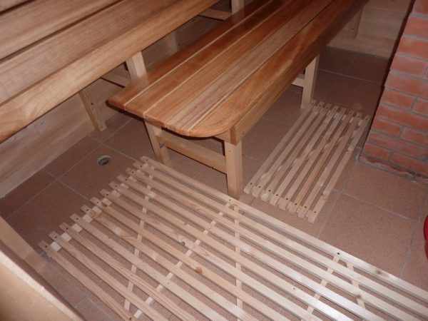 Деревянные решетки на полу в бане