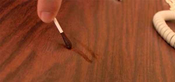 Если образовались царапины на мебели темно-красного или коричневатого цвета, то их можно замаскировать йодом