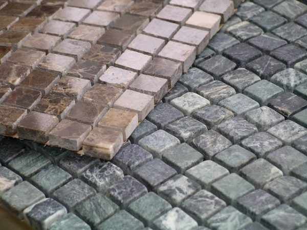 Гибкая мозаичная плитка может быть изготовлена и из натурального камня