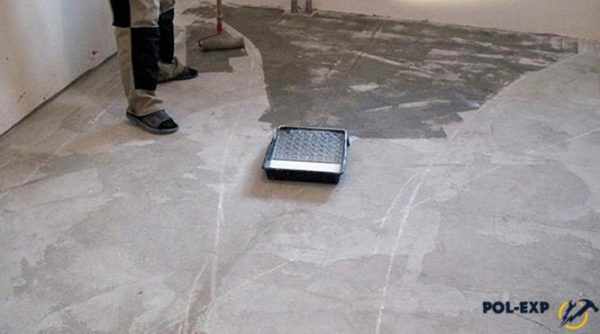 Грунтовка наносится на бетонный пол