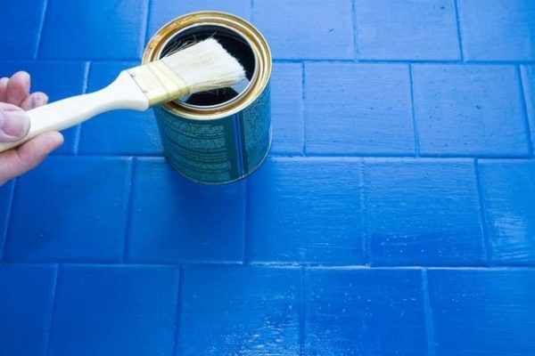 Как покрасить плитку на полу