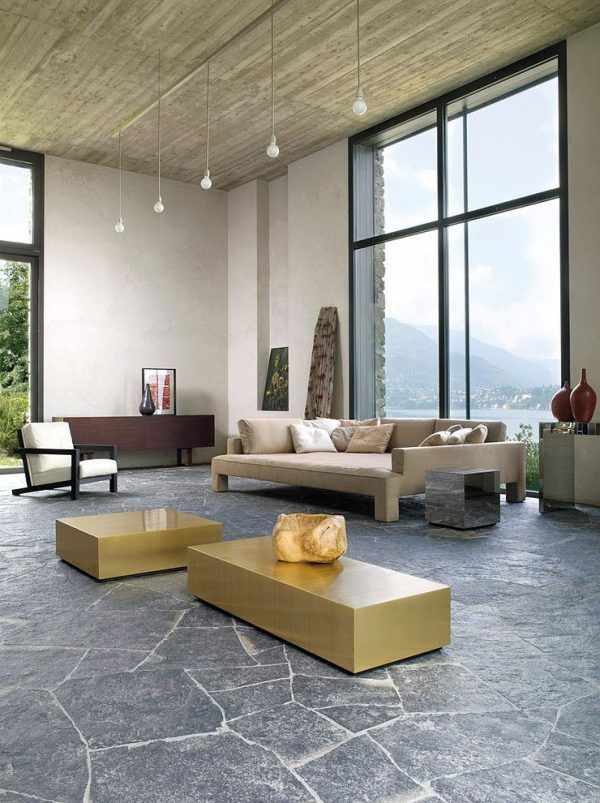 Каменный пол в гостиной - строго и элегантно