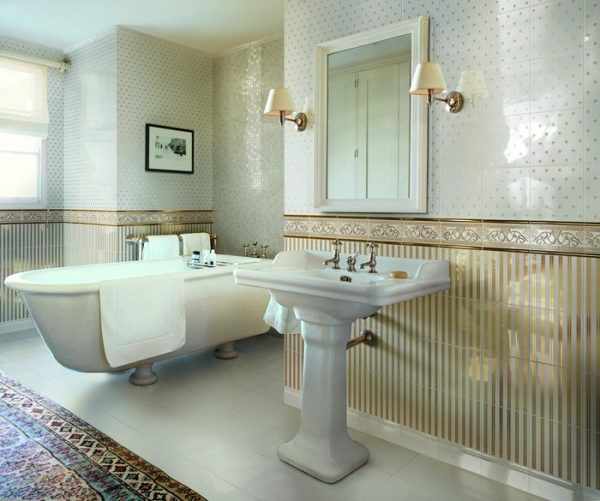 Керамический плинтус Royale Zoccolo Bianco в интерьере ванной комнаты