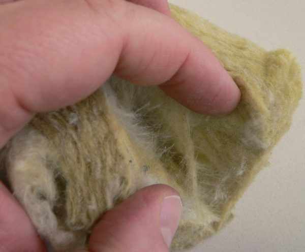 При намокании волокна уплотняются и вата теряет свои теплоизоляционные свойства