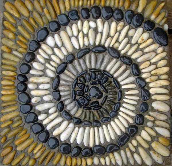 Мозаика-улитка, выложенная из гладких камней с последующим подкрашиванием их поверхностей