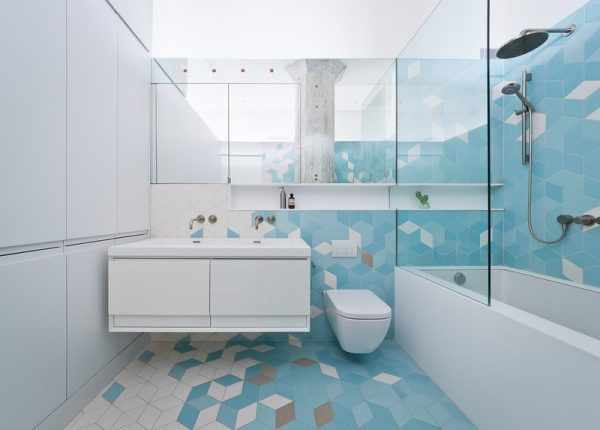 Отделка ванной комнаты голубой и белой плиткой
