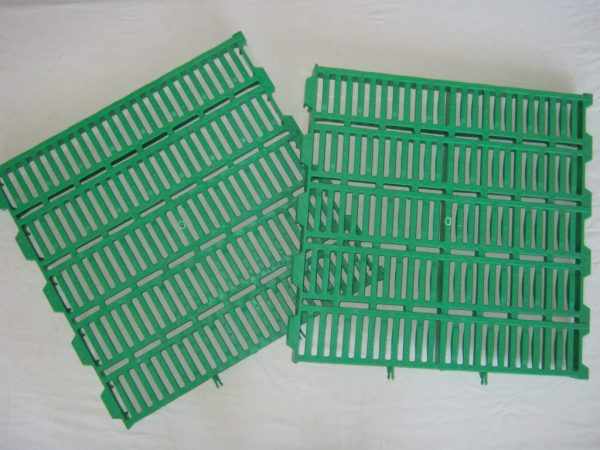 Пластиковые решетки щелевого пола (50х50 см)