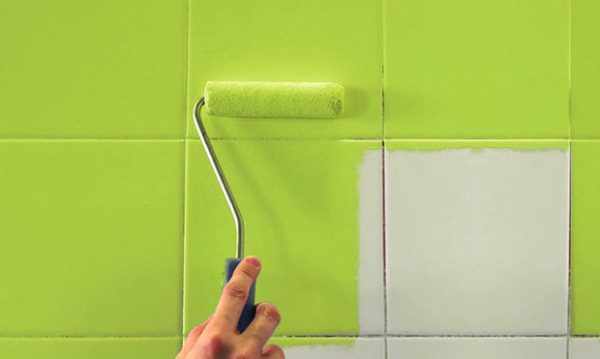 Покраска плитки на стене ванной комнаты