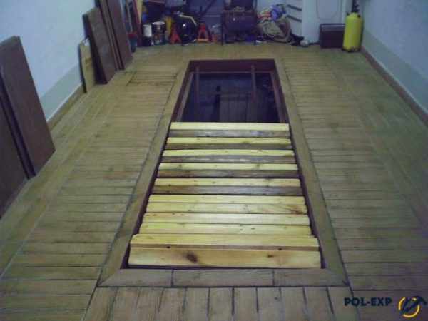 Смотровая яма в гараже с деревянным полом