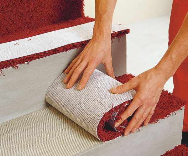 Укладка коврового напольного покрытия на ступени лестницы