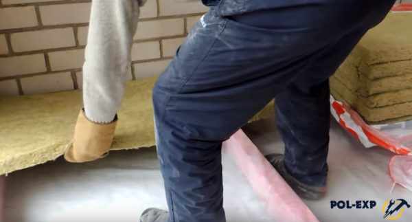 Укладка утеплителя между лагами
