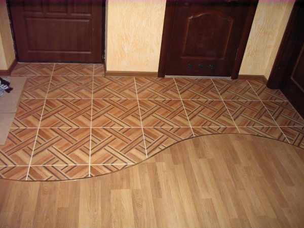 Вариант сочетания плитки и ламината на полу в прихожей