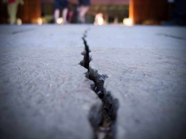 Все дефекты на бетонном полу нужно устранить
