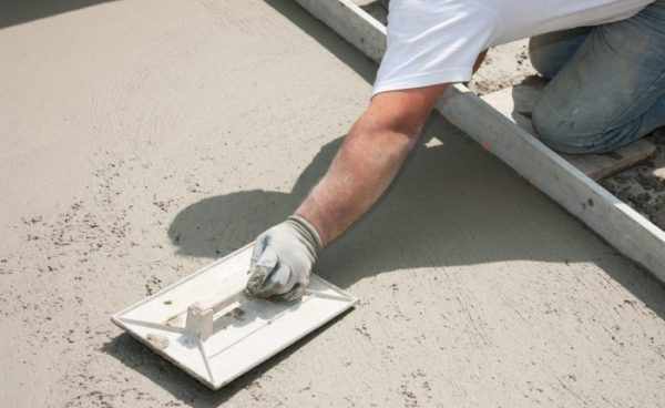 Железнение бетона сухой смесью цемента