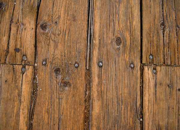 Старый деревянный пол может скрипеть из-за сильной изношенности