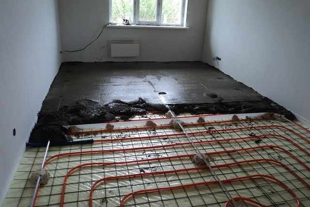 Установлены направляющее маяки для заливки стяжки с уклоном в сторону сливного отверстия – трапа.