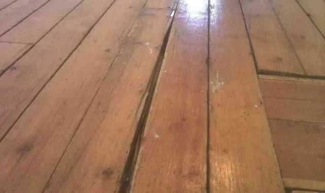 Широкие щели между досками в деревянном полу будут способствовать быстрому уходу тепла из помещения