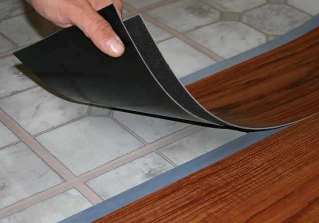 Монтаж виниловой плитки, скрепляемой посредством «Smart-ленты»