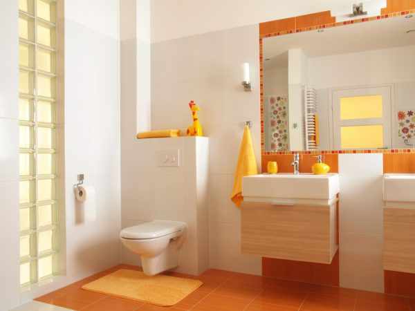 Оранжевый пол и пастельного оранжевого цвета коврик в ванной