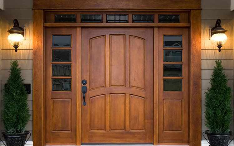 Деревянные входные двери имеют привлекательный внешний вид