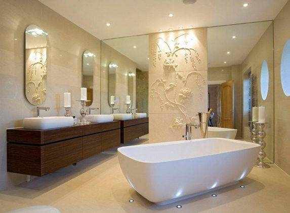 Для отделки стен фактурной штукатуркой в ванной комнате не сложно подобрать состав, устойчивый к влажности