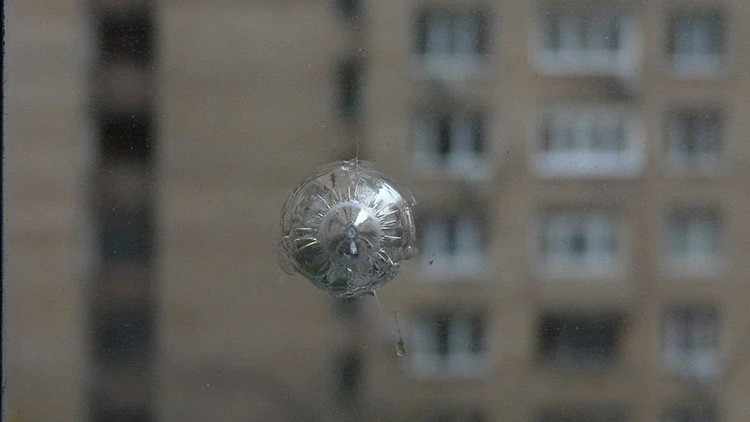 Пуленепробиваемое окно остановит пулю или камень