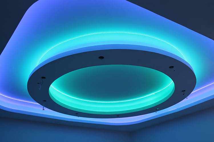 Подсветка способна кардинально преобразить двухуровневый натяжной потолок