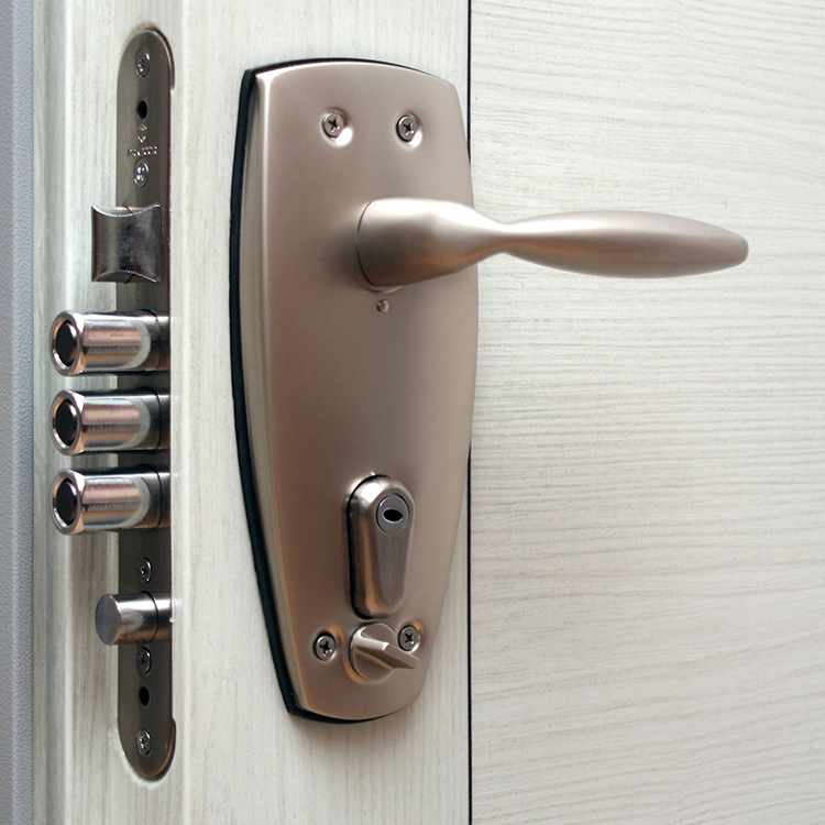 Если защёлку закрыть изнутри, снаружи отомкнуть дверь уже не получитсяФОТО: spb-key.ru
