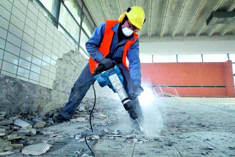 Разборка бетонной стяжки – тяжелая работа