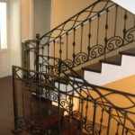 ❓ Зачем нужны перила для лестницы в частном доме: схемы и готовые решения
