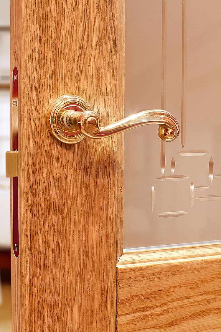 Простой и удобный механизм удержит ваши двери от открывания при проветривании.