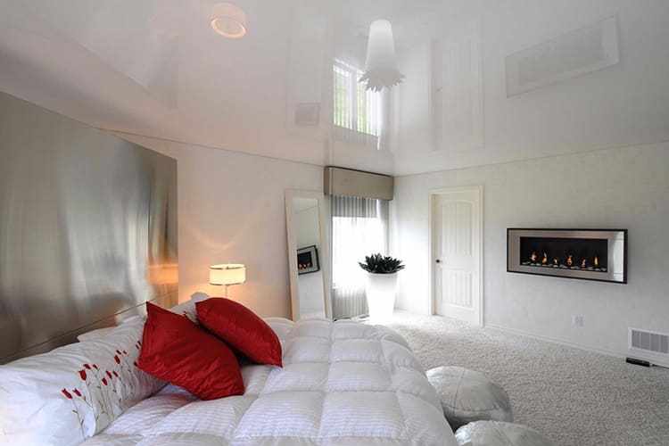 Такие потолки делают комнату буквально наполненной светом ФОТО: prestizh124.ru 