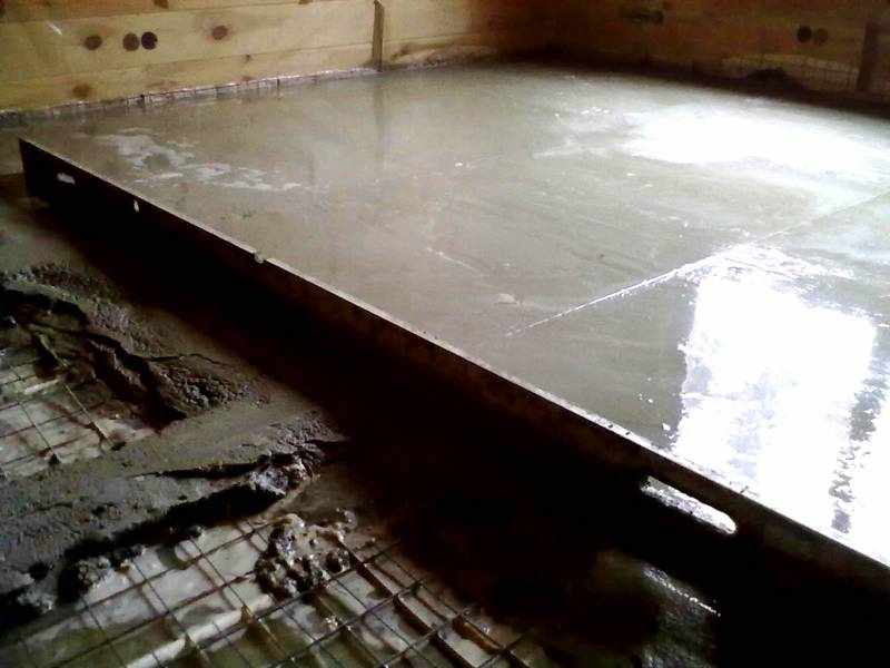 Толстая бетонная стяжка весит много