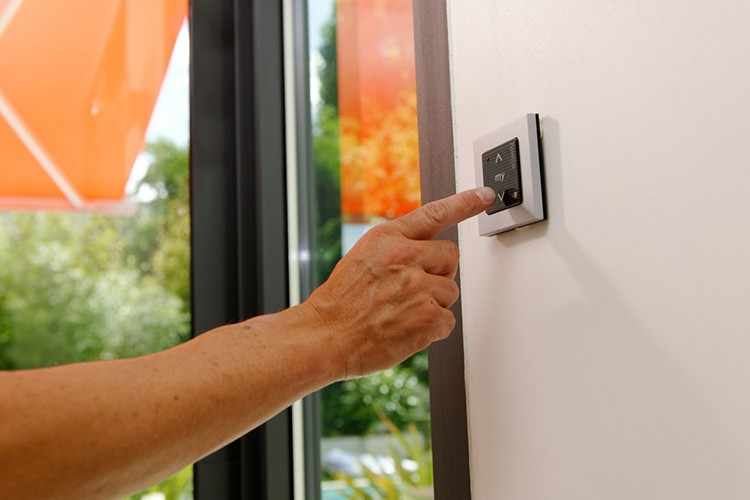 Управление окном может находиться на стене, раме или осуществляться с пульта дистанционного управления