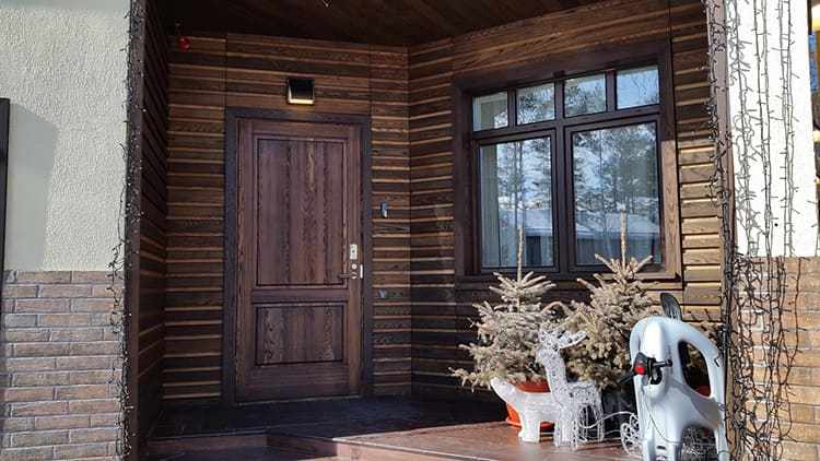 Для изготовления входной двери может использоваться разная древесина